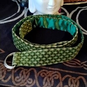 Cute adjustable velvet belt.